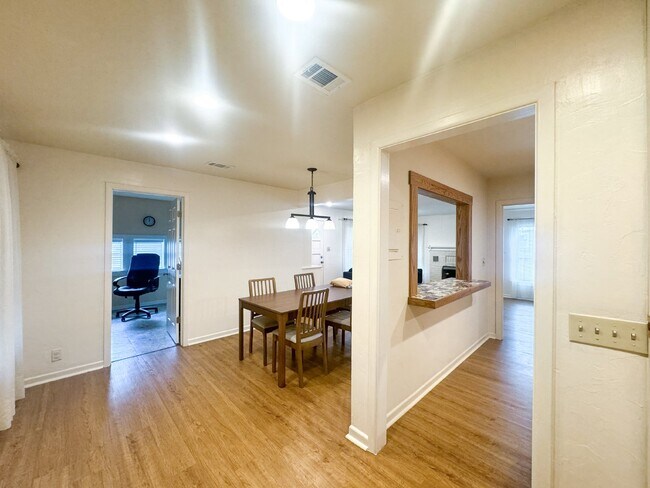 Building Photo - Adorable single story home in Landa Park E...