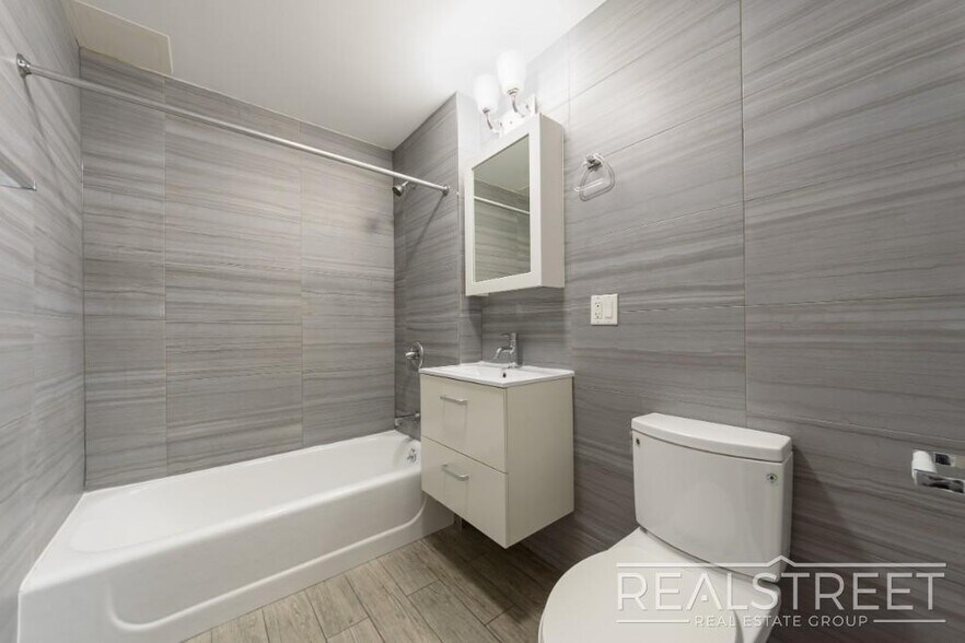 Building Photo - LUXURY LOFT in Queens!
