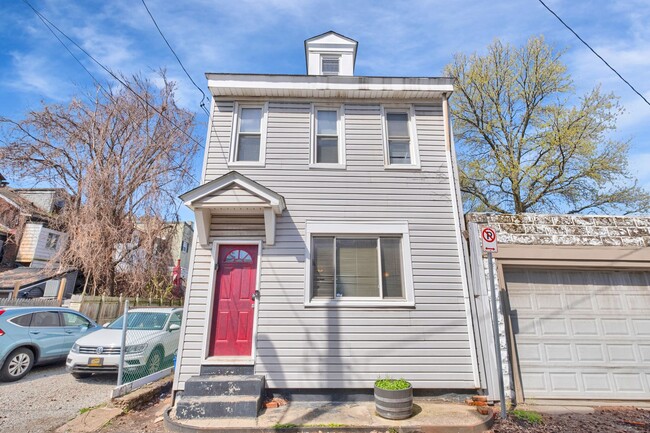 Building Photo - 3 Bed, 2 Bath House in South Side Flats