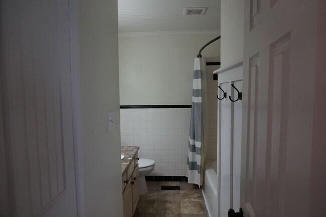 Building Photo - Pet Friendly 3 Bedroom 1 Full Bath located in Northwoods Park!