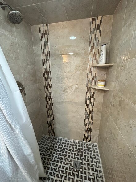 Second Floor Bathroom - 4605 Prairie Ave