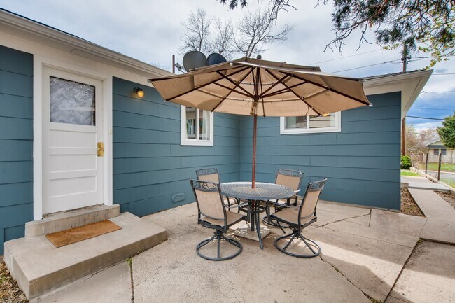 Building Photo - 216 S Irving St