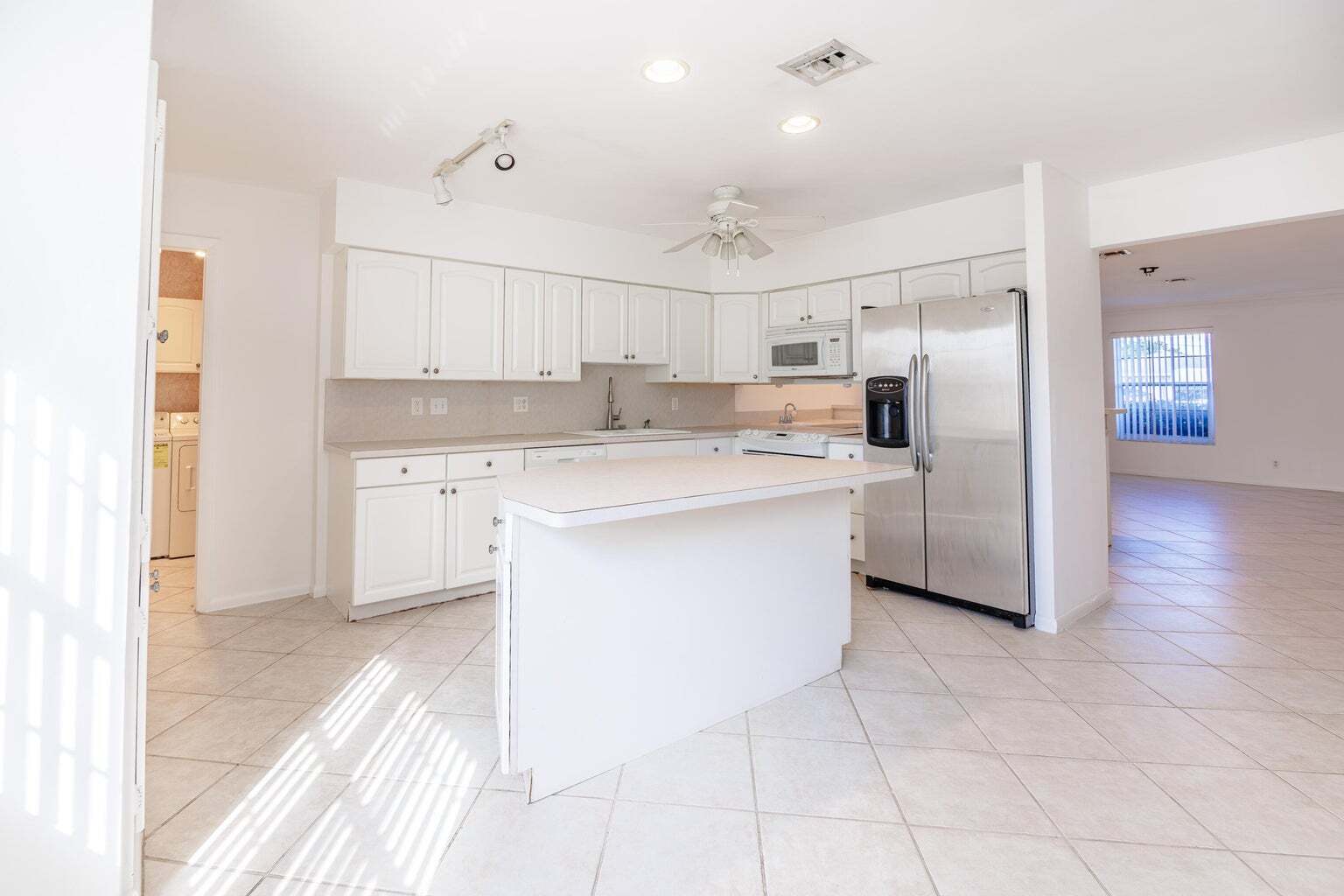 Building Photo - 527 W Jasmine Dr