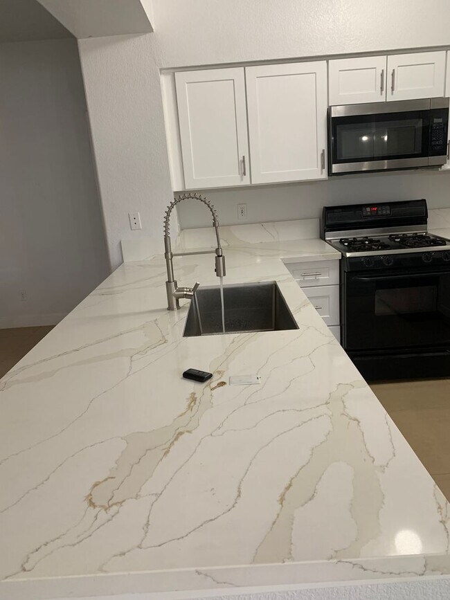 Building Photo - 3 bed, 2 bath, 2 car garage townhouse for ...