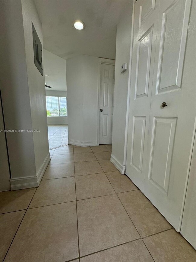 Building Photo - 9919 Twin Lakes Dr