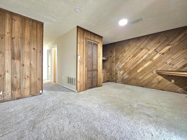 Building Photo - 8561 Southlawn Ct