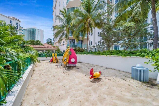 Building Photo - 20000 E Country Club Dr