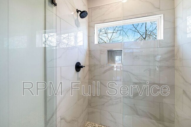 Building Photo - 2134 25th Ave N