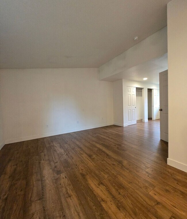 Building Photo - ***PENDING APPLICATION***4 Bedroom, 2 Bath...