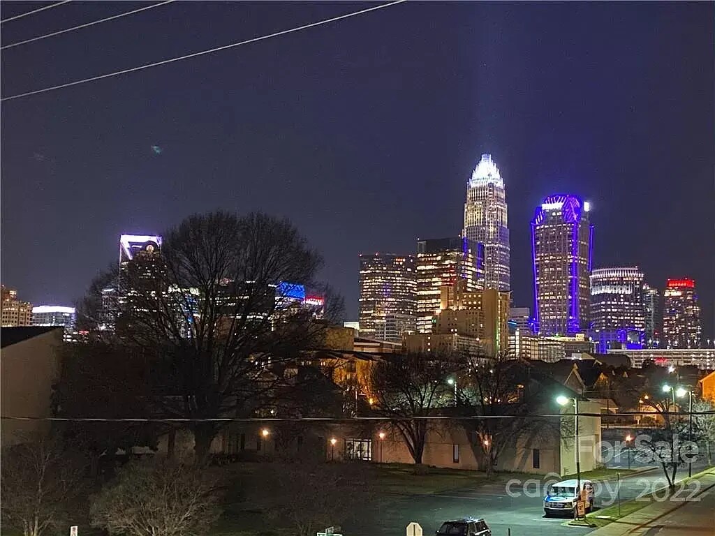 Building Photo - 911 E 8th St