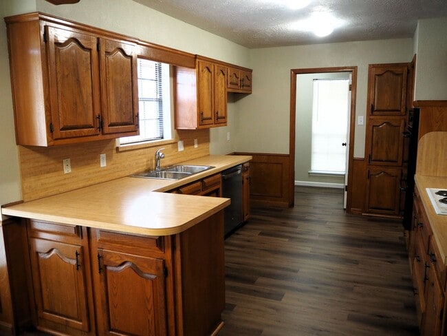 Building Photo - 1934 Maxwell Dr