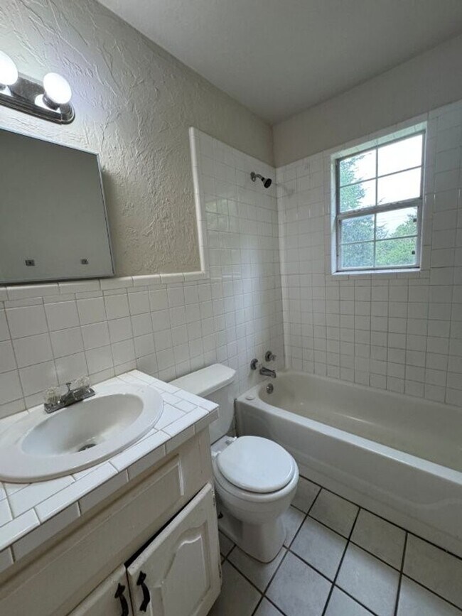 Building Photo - 4-bedroom garage conversion, cute and clea...
