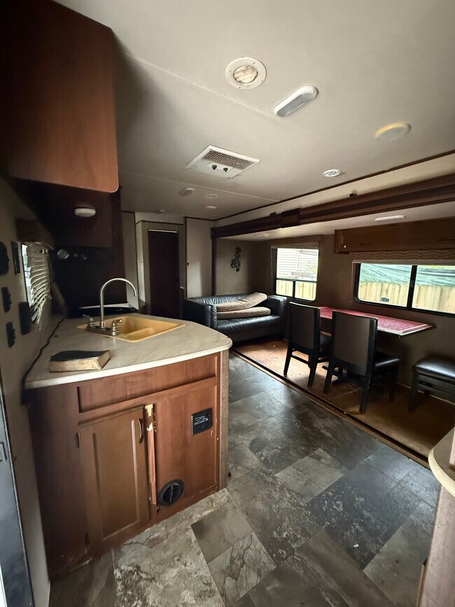 Building Photo - 505
