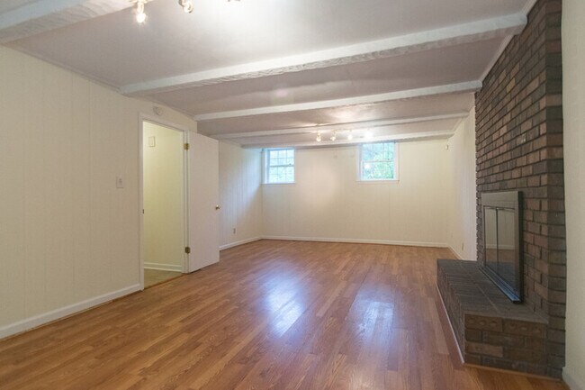 Building Photo - 140 Saxon Woods Dr