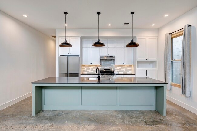 Building Photo - 1717 Airline Dr