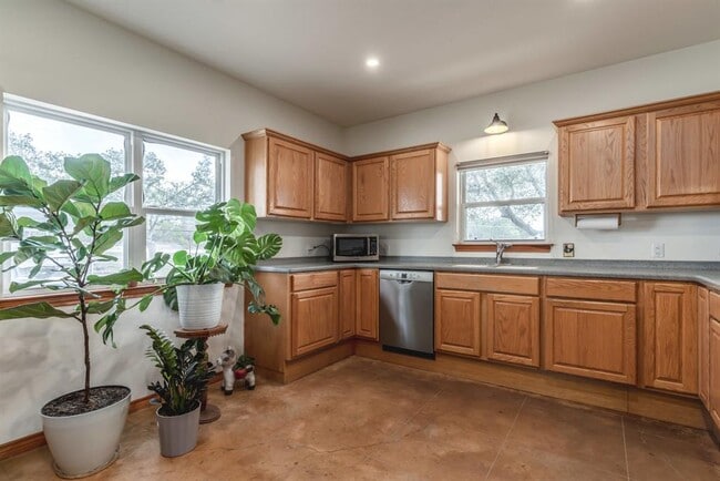 Building Photo - 2551 Spring Valley Dr