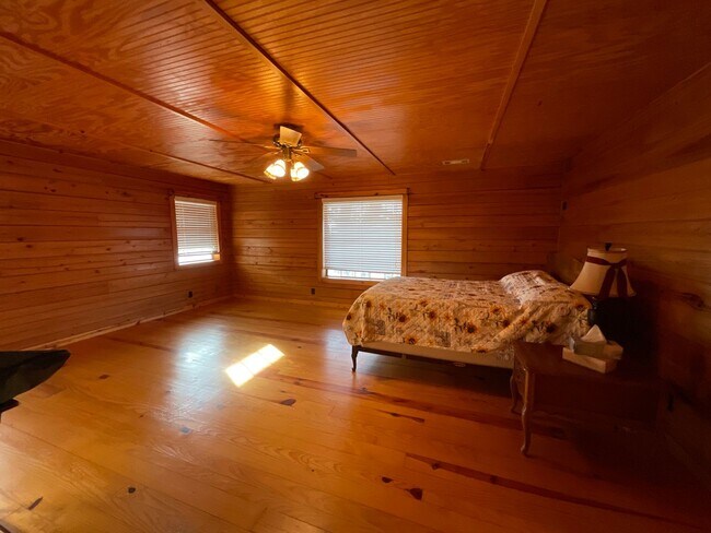 Building Photo - Gorgeous 2 Bedroom, 2 1/2 Bath Home  with BONUS room in Sunrise Beach, TX.