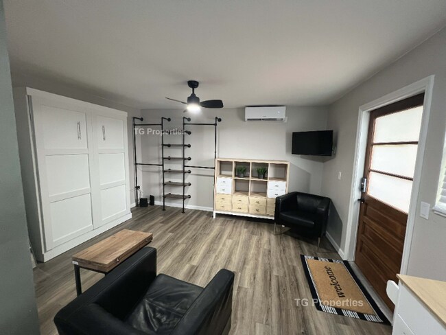 Building Photo - 1313 E Pineloch Ave