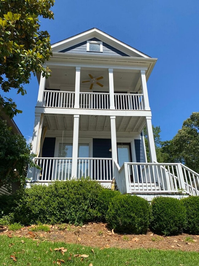 Building Photo - AVAILABLE NOW