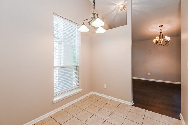 Building Photo - 2112 S Cranbrook Ave