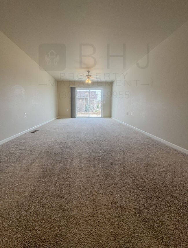 Building Photo - 2 Bed/ 2 Bath twin home in HOA community