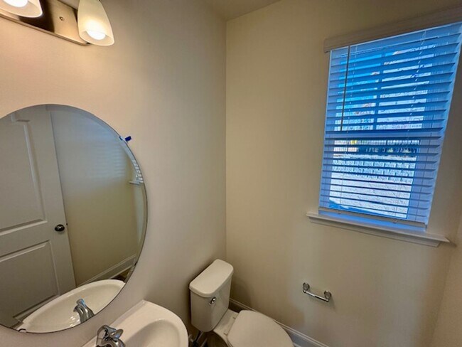 Building Photo - The Grove at Neill's Pointe