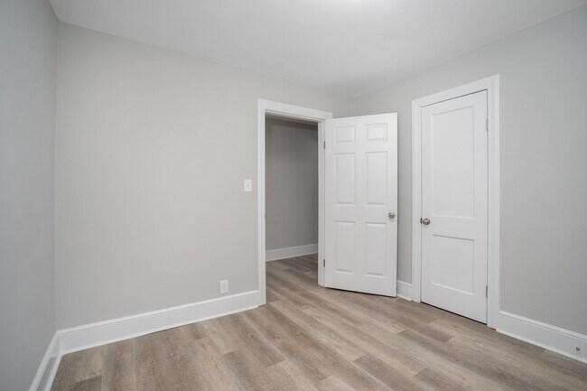 Building Photo - Quiet country living in the middle of it a...