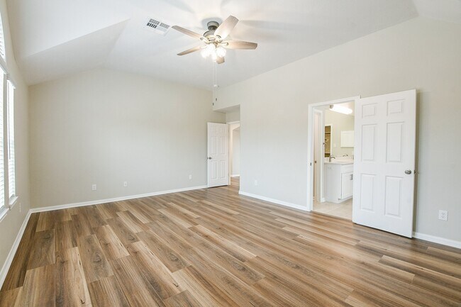 Building Photo - 815 Robins Way