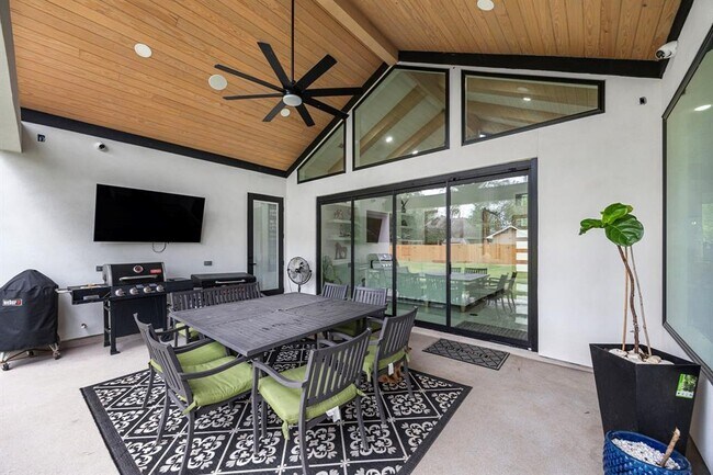 Building Photo - 32810 Oak Creek Dr