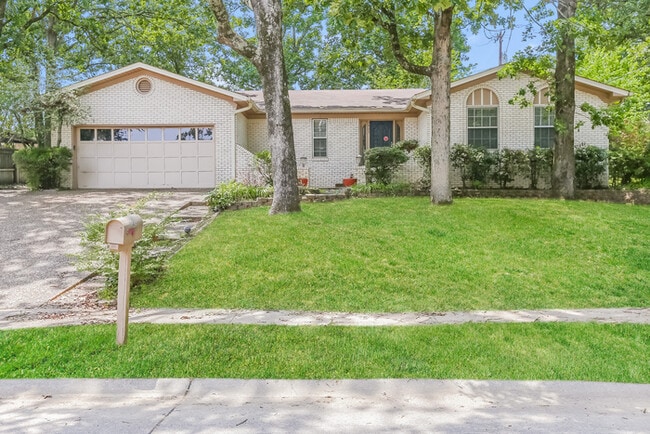Building Photo - 3405 Dunkeld Dr