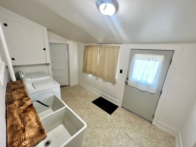 Building Photo - Charming 3 Bedroom Home Near Downtown Elle...