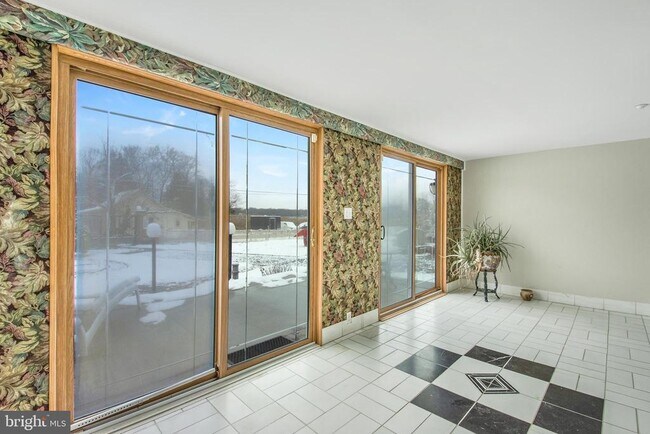 Building Photo - 6561 Shady Side Rd