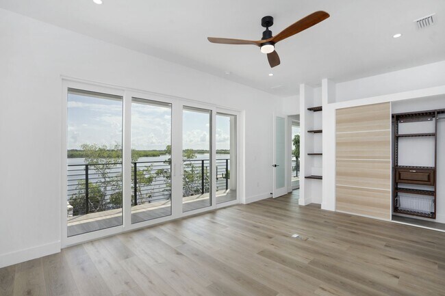 Building Photo - 5/3 Luxury Custom Home plus Boat dock, Pool and Stunning Views!!