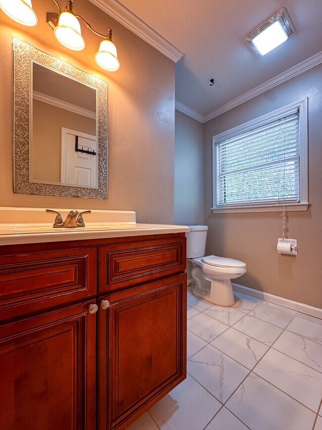 Building Photo - Beautiful Tri Level Home in Vanstory Hills