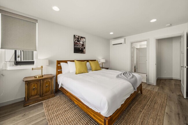 Building Photo - 5210b Brooklyn Ave NE