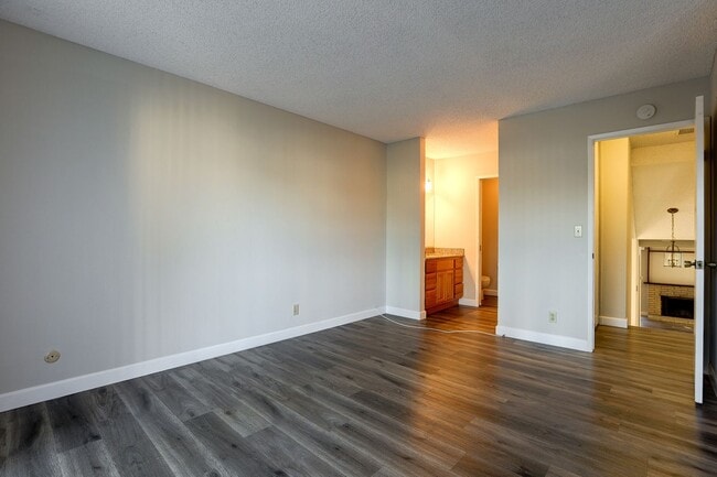 Building Photo - End Unit 2 Bed, 2 Bath Townhouse with Atta...