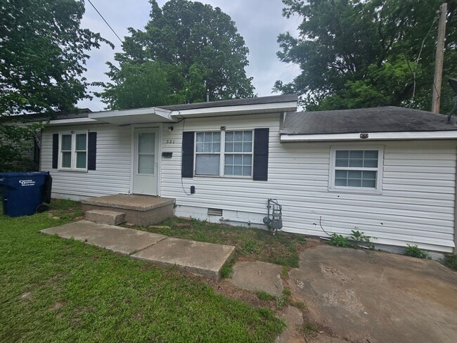 Building Photo - 3 Bed 1 Bath Home in Shawnee!