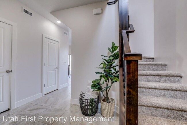 Building Photo - 3 br, 2.5 bath House - 1005 N Tortoise Roc...