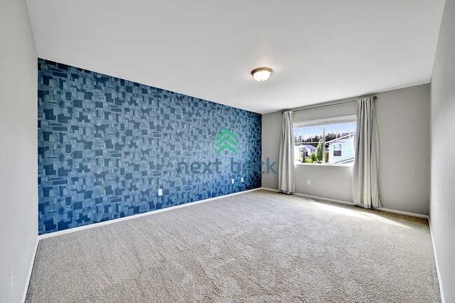 Building Photo - 4 BED & 2.5 BATH FOR RENT