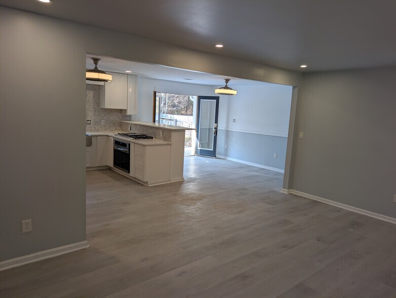 Building Photo - Room in Duplex on Union Rd SW