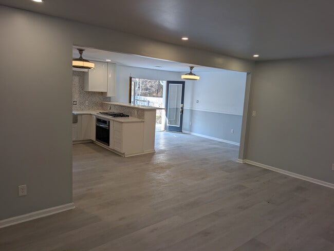 Building Photo - Room in Duplex on Union Rd SW