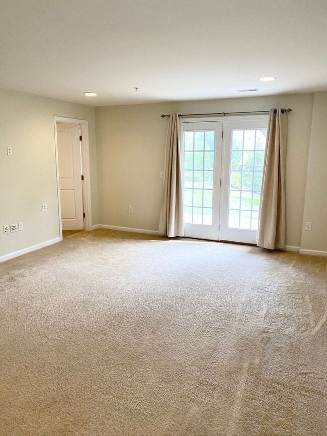 Building Photo - Gorgeous 4-Bed Townhome located in North W...