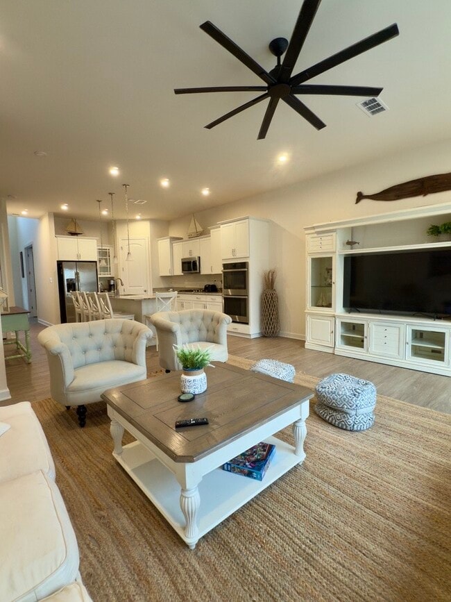 Building Photo - 37 Beach Club Ave