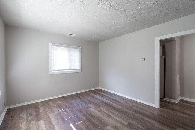 Building Photo - EAST SIDE 2 BEDROOM AVAILABLE NOW!