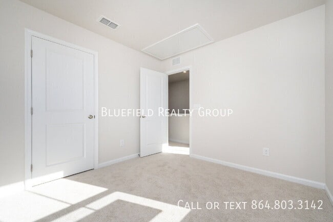 Building Photo - 886 Cranbrook Dr