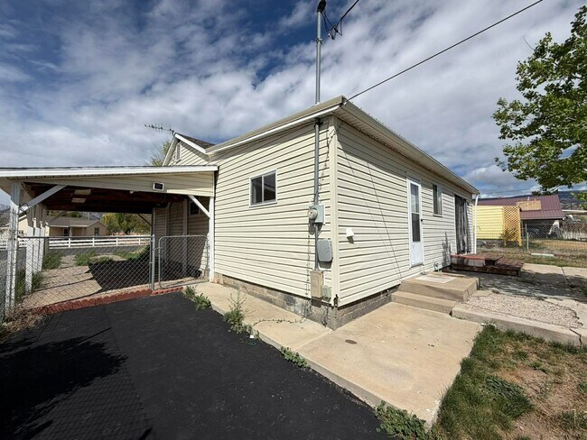 Building Photo - East Carbon House