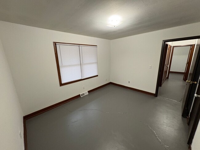 Building Photo - Lovely & Spacious 4-Bed, 2-Bath Single-Family Home Near Everything You Need