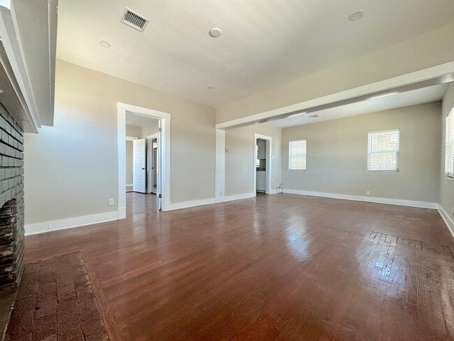 Building Photo - 2 bed w/REFRIG A/C and HUGE finished basem...