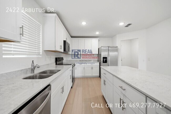 Building Photo - 2422 Arbutus Dr