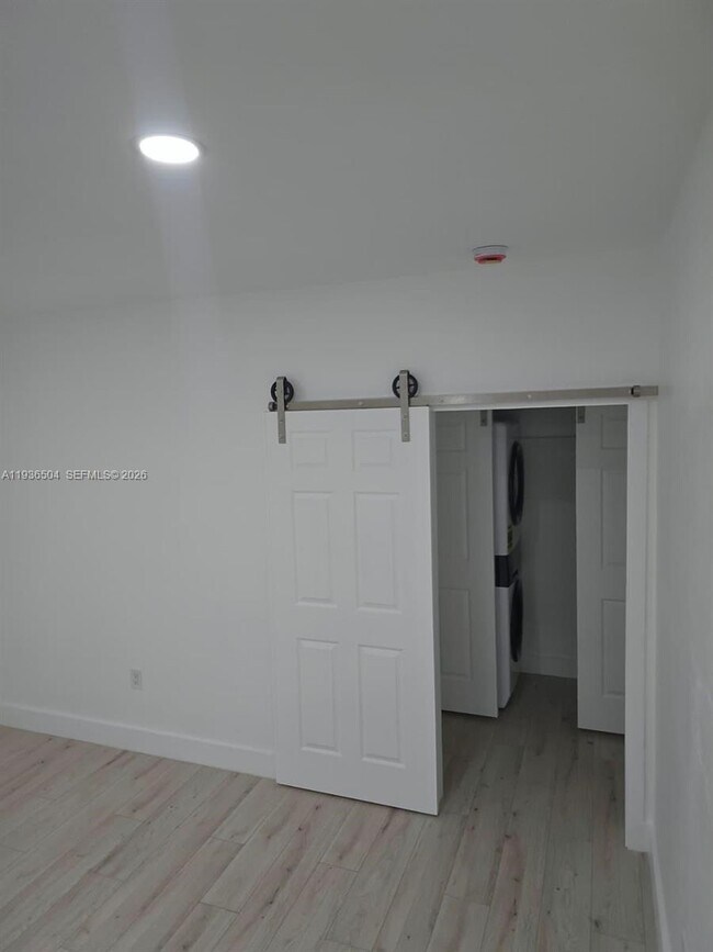 Building Photo - 14410 NE 5th Pl